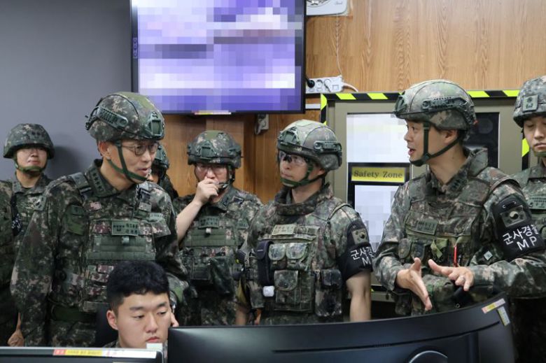 김규하 육군참모총장(왼쪽 두 번째)은 지난 8일, 5사단을 방문해 AI기반 GOP과학화경계작전 시범부대와, 드론을 제작·정비·교육하는 '드론공작소'를 점검하고, 창끝부대 장병들과 직접 소통 하며 군생(軍生) 현장을 확인했다. 사진은 김 총장이 GOP대대에서 육군이 자체 개발한 AI기반 과학화경계작전 체계 시범 적용 결과를 확인하고 있다. 육군 제공