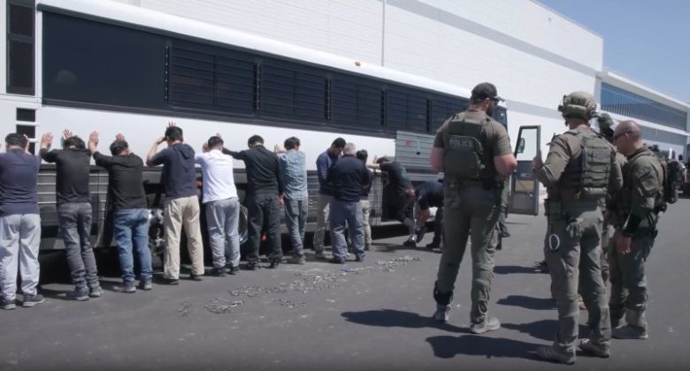 미국 이민 단속 당국이 홈페이지를 통해 지난 4일(현지시간) 조지아주 현대차그룹-LG에너지솔루션의 합작 배터리 공장 건설현장에서 벌인 불법체류·고용 단속 현장 영상을 홈페이지를 통해 공개했다. ICE 홈페이지 영상 캡처·뉴시스