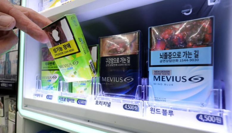 서울 시내 한 편의점에서 담배를 고르는 모습. 사진=뉴시스