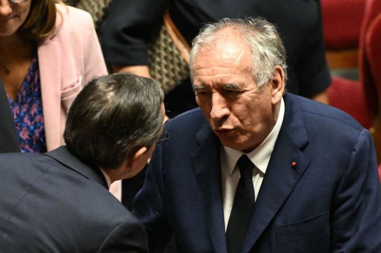 프랑수아 바이루(오른쪽) 프랑스 총리가 8일(현지시간) 파리 국회의사당에서 자신의 불신임안이 통과? 직후 브뤼노 르테이유 내무장관과 대화하고 있다. 바이루 총리는 취임 9개월 만에 의회의 불신임안 통과로 쫓겨났다. AFP 연합