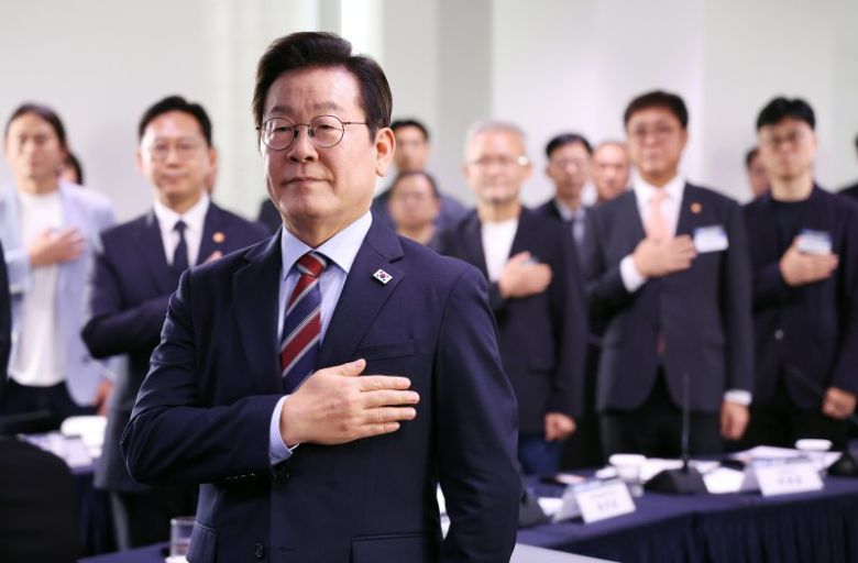 이재명 대통령이 지난 8일 서울 중구 서울스퀘어에서 열린 대한민국, AI로 날다 국가인공지능(AI) 전략위원회 출범식에서 국민의례를 하고 있다. 대통령실통신사진기자단