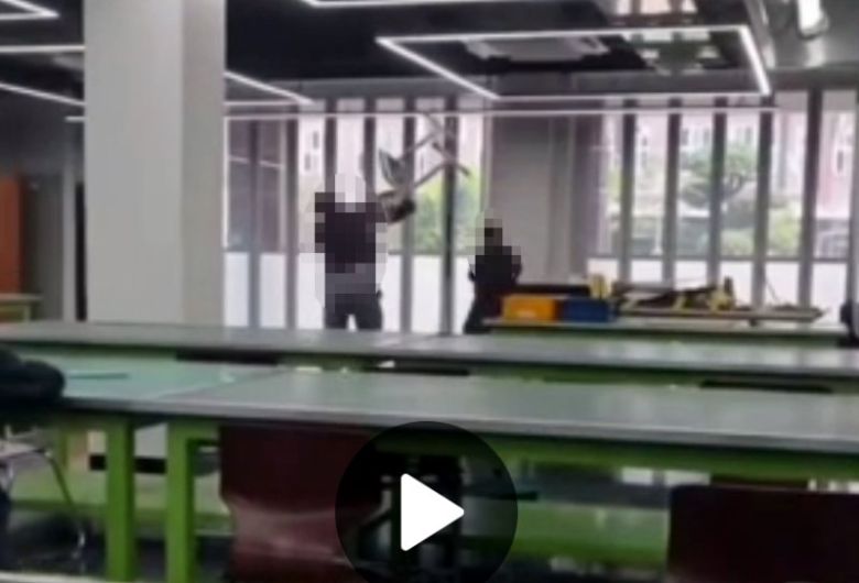 [광주=뉴시스] 광주의 한 고등학교에서 수업시간에 학생이 노래를 부르며 의자에 올라가 춤을 춘 뒤 달아나자 교사가 의자를 던지고 있다. (사진=SNS 캡처) photo@newsis.com *재판매 및 DB 금지 /사진=뉴시스