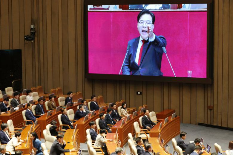 여당 향해 날선 비판. 국민의힘 송언석 원내대표가 10일 정기국회 교섭단체 대표연설을 하고 있다. 송 대표는 이날 "여당 대표는 걸핏하면 '해산' 운운하며 야당을 겁박하고 있다"며 더불어민주당을 강하게 비판했다. 김민석 국무총리 등 국무위원들이 국회 본회의장에서 송 대표의 연설을 듣고 있다. 연합뉴스