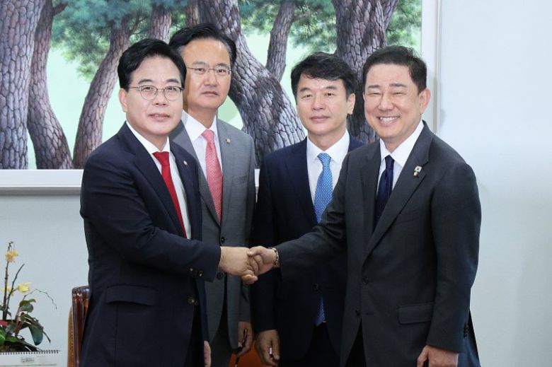 김병기 더불어민주당 원내대표와 송언석 국민의힘 원내대표가 10일 오후 서울 여의도 국회에서 원내대표 회동을 하고 있다. 왼쪽부터 송 원내대표, 유상범 원내수석, 문진석 원내수석, 김 원내대표. /사진=뉴스1