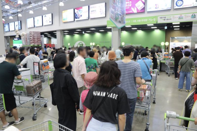 지난 5일 트레이더스 인천 구월점 오픈 당일 계산대가 고객들로 붐비고 있다. 이마트 제공