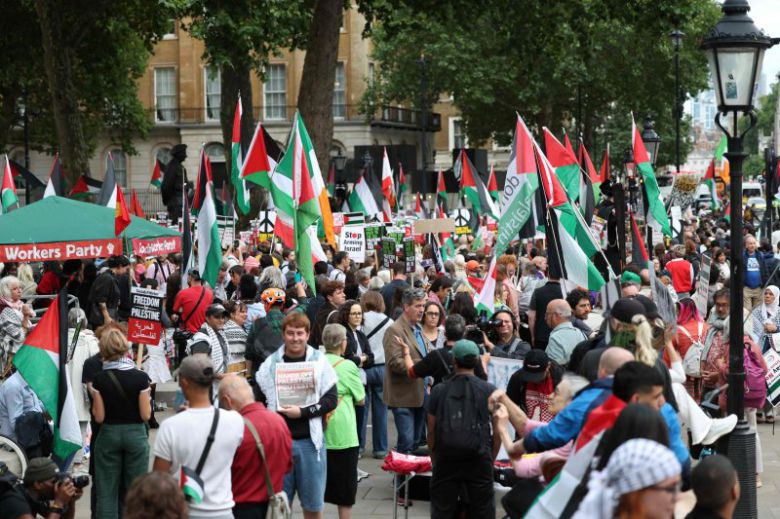 9일(현지시간) 영국 런던의 다우닝 거리에서 팔레스타인 깃발을 든 시위대가 이스라엘을 비난하는 행진을 하고 있다.AFP연합뉴스