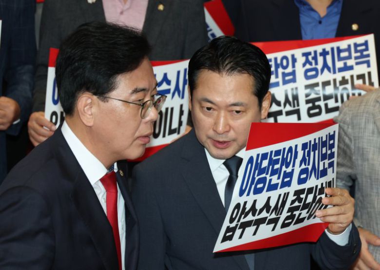 국민의힘 장동혁 대표와 송언석 원내대표가 3일 서울 여의도 국회에서 긴급의원총회 및 압수수색 규탄대회를 마친 뒤 대화하고 있다. 뉴시스