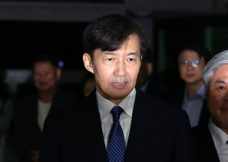 [서울=뉴시스] 배훈식 기자 = 조국 전 조국혁신당 대표가 15일 오전 서울 구로구 서울남부교도소에서 광복절 특사로 출소하며 대국민 인사를 하고 있다. 2025.08.15. dahora83@newsis.com /사진=뉴시스