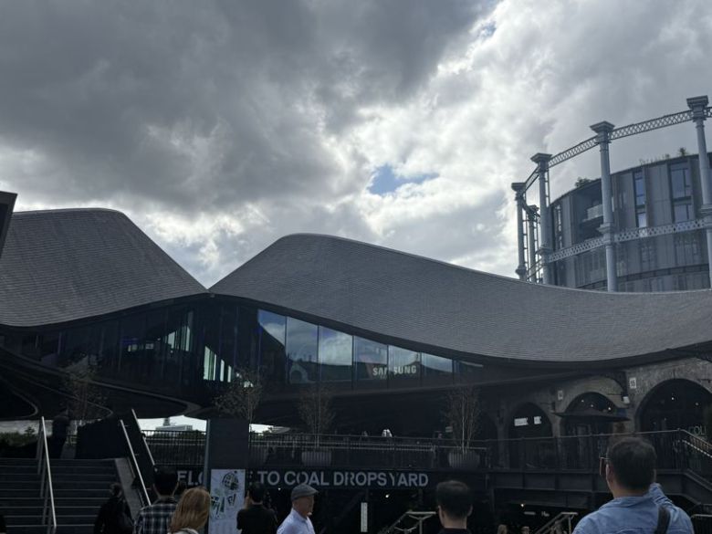 삼성전자가 지난 2019년 9월 영국 런던 킹스크로스 일대를 한눈에 조망할 수 있는 '콜 드롭스 야드' 쇼핑몰 최상층에 1858㎡ 규모로 복합 제품 체험공간인 삼성 KX을 조성했다. 사진은 삼성 KX 전경. 사진=임수빈 기자