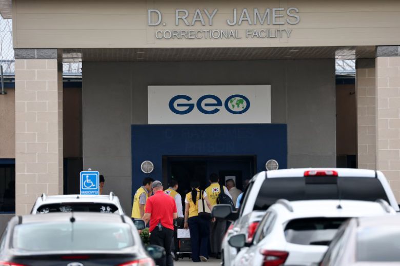 외교부 신속대응팀, 총영사관 관계자들이 지난 8일(현지시간) 미국 당국의 이민단속으로 체포된 현대차-LG엔솔 배터리공장 건설 현장 직원들이 수감돼 있는 있는 조지아주 포크스턴의 이민세관단속국(ICE) 구금시설로 향하고 있다. 연합뉴스