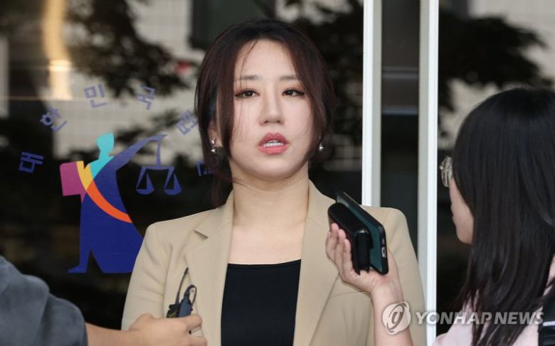 10일 서울 양천구 서울남부지법에서 열린 입당원서 조작 혐의 관련 1심 선고 공판을 마친 뒤 조성은씨가 취재진 질문에 답하고 있다. 연합뉴스