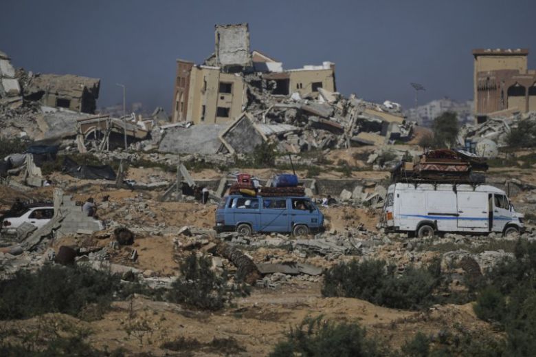 팔레스타인 가자 북부 지역 주민들이 10일(현지시간) 피난 짐을 싸서 가자 남쪽으로 이동하고 있다. AP 뉴시스