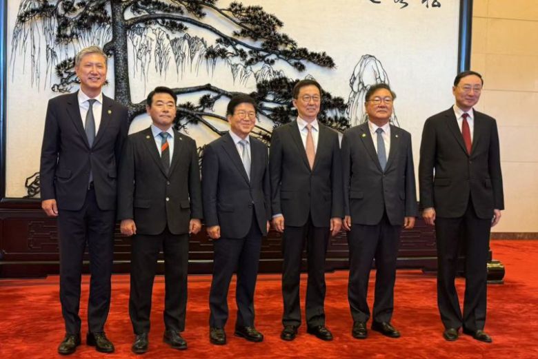 중국을 방문 중인 이재명 대통령 특사단이 지난달 26일 베이징 인민대회당에서 한정 국가부주석(왼쪽 네 번째)과 면담했다. 노재헌 이사장(왼쪽 첫번째)이 특사단과 기념촬영을 하고 있다. 뉴시스