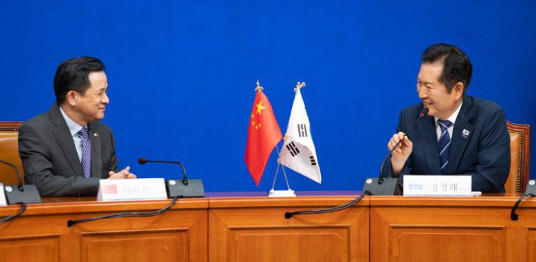 정청래 더불어민주당 대표가 11일 서울 여의도 국회에서 다이빙 주한 중국대사를 접견하고 있다. 뉴스1