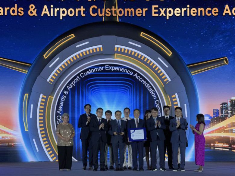 이학재 인천국제공항공사 사장(앞줄 왼쪽 다섯번째)이 지난 10일(현지시간) 중국 광저우 캔톤 페어 컨벤션 센터에서 열린 '제7회 공항경험 써밋'에서 수상한 뒤 관계자들과 기념촬영을 하고 있다. 인천국제공항공사 제공