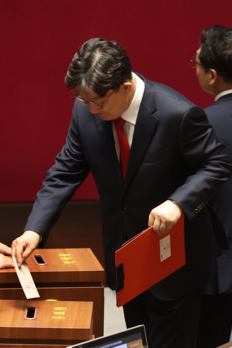 權만 표결… 국힘은 불참. 권성동 국민의힘 의원이 11일 서울 여의도 국회에서 열린 본회의에서 자신의 체포동의안에 대해 '가'라고 적은 투표용지를 투표함에 넣고 있다. 연합뉴스                                       11일 열린 국회 본회의에서 '더 센' 특검법 개정안이 통과됐다. 국민의힘은 표결에 불참했다. 연합뉴스