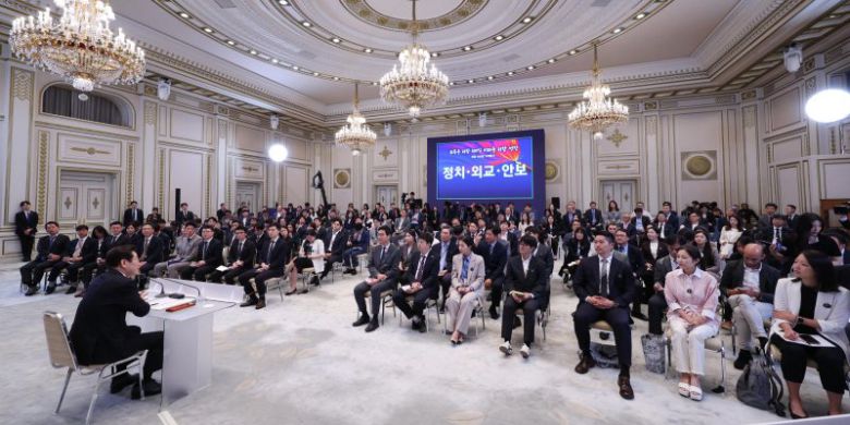 이재명 대통령이 11일 청와대 영빈관에서 열린 취임 100일 기자회견 '회복을 위한 100일, 미래를 위한 성장'에서 취재진 질문에 답하고 있다. 대통령실통신사진기자단