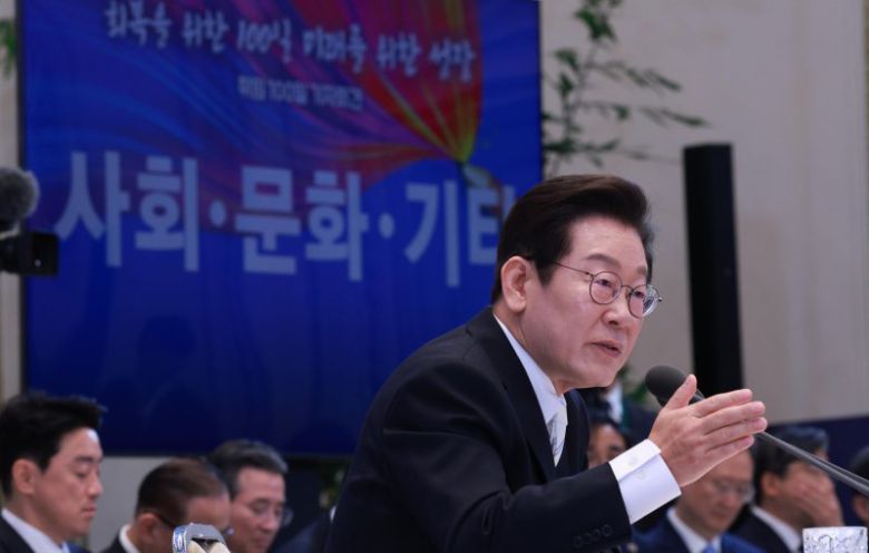이재명 대통령이 11일 청와대 영빈관에서 열린 취임 100일 기자회견 '회복을 위한 100일, 미래를 위한 성장'에서 취재진 질문에 답하고 있다. 사진=뉴시스