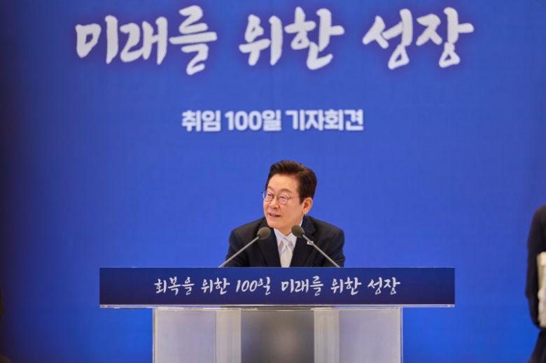 이재명 대통령이 11일 청와대 영빈관에서 '회복을 위한 100일, 미래를 위한 성장'을 주제로 열린 취임 100일 기자회견에서 기자들의 질문에 답변하고 있다. 대통령실 제공
