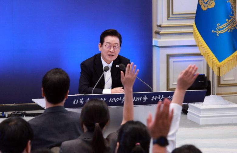 이재명 대통령이 11일 청와대 영빈관에서 열린 취임 100일 기자회견 '회복을 위한 100일, 미래를 위한 성장'에서 질문을 받고 있다. 대통령실통신사진기자단