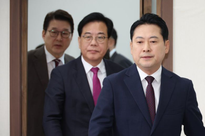 국민의힘 장동혁 대표와 송언석 원내대표가 11일 서울 여의도 국회에서 열린 최고위원회의에 참석하고 있다. 연합뉴스