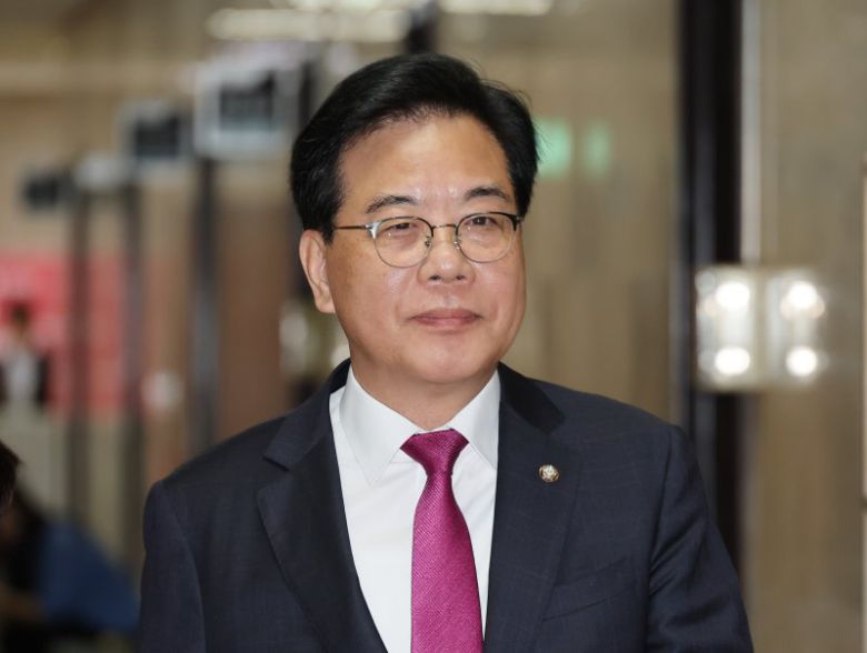 국민의힘 송언석 원내대표가 11일 서울 여의도 국회에서 열린 최고위원회의에 참석하기 위해 이동하고 있다. 연합뉴스