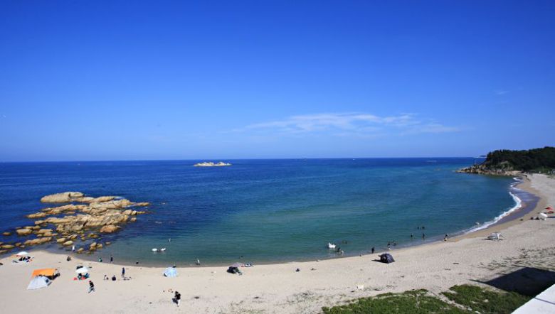 요란스럽지 않아 더욱 매력적인 고성 가진해변                                    고성 봉수대해변                                    고성 해변에 있는 카페 야외 테라스