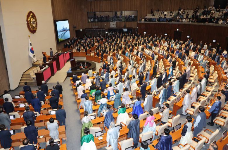 지난 1일 서울 여의도 국회에서 열린 정기국회 개회식에서 한복과 상복을 입은 여야 의원들이 애국가를 부르고 있다. /사진=연합뉴스