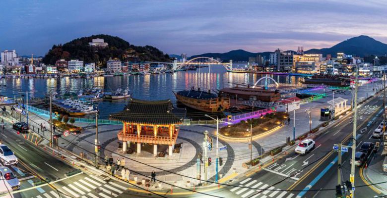 경남 통영 강구안 야경                                    통영에서 맛볼 수 있는 다찌집 상차림                                    통제영꽈배기