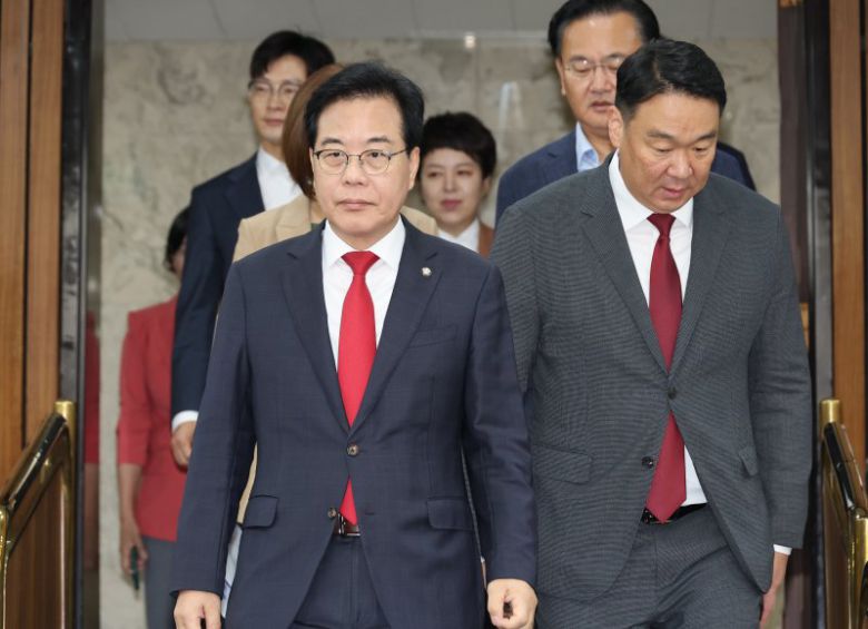 국민의힘 송언석 원내대표가 12일 서울 여의도 국회에서 열린 원내대책회의에 참석하고 있다. 연합뉴스