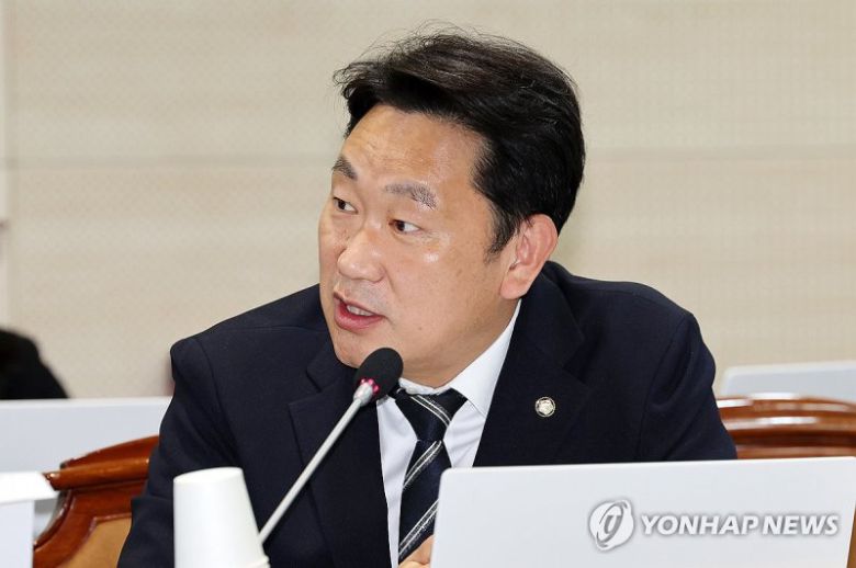 질의하는 곽상언 의원 (나주=연합뉴스) 정다움 기자 = 더불어민주당 곽상언 의원이 14일 오후 전남 나주시 한국전력공사 본사에서 열린 산업통산자원중소벤처기업위원회 국정감사에서 질의하고 있다. 2024.10.14 daum@yna.co.kr (끝) /사진=연합뉴스