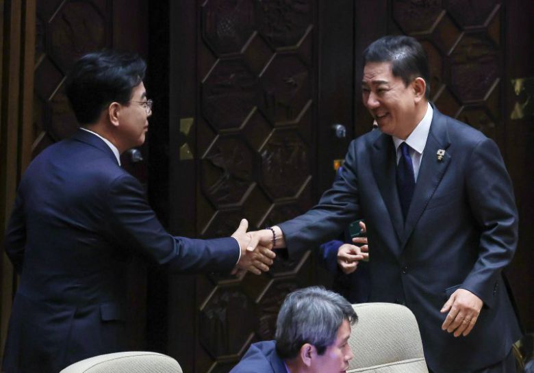 송언석 국민의힘 원내대표가 지난 10일 서울 여의도 국회에서 열린 제249회국회(정기회) 제3차 본회의에서 교섭단체 대표연설을 하기 위해 이동하던 중 김병기 더불어민주당 원내대표와 악수하고 있다. 뉴시스