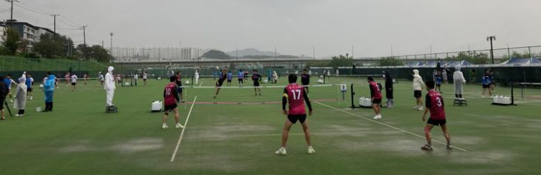 제20회 시·도 친선 체육대회 종목중 하나인 족구대회에 참가한 서울팀(앞쪽)이 13일 비 내리는 안동 낙동강수변공원에서 경기를 치르고 있다. 독자 제공                                    제20회 시·도 친선 체육대회 종목중 하나인 족구대회가 12~13일 안동 낙동강수변공원에 개최됐다. 대회 운영본부 모습. 독자 제공