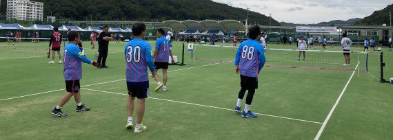 제20회 시·도 친선 체육대회 종목중 하나인 족구대회에 참가한 경기도 대표팀(앞쪽)과 부산팀이 지난 12일 안동 낙동강수변공원에서 경기를 치르고 있다. 독자 제공