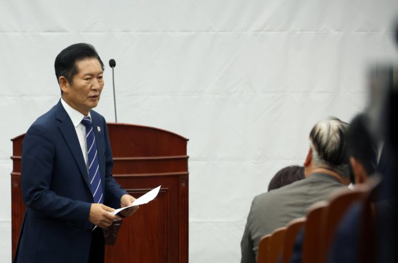 더불어민주당 정청래 대표 등 의원들이 11일 서울 여의도 국회에서 열린 비공개 정책의원총회에서 시작 전 분주한 모습을 보이고 있다. 뉴시스