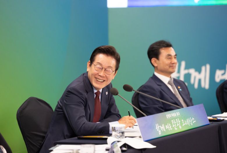 이재명 대통령이 12일 강원 춘천시 강원창작개발센터에서 열린 '강원의 마음을 듣다' 타운홀 미팅에서 발언하고 있다. 뉴스1