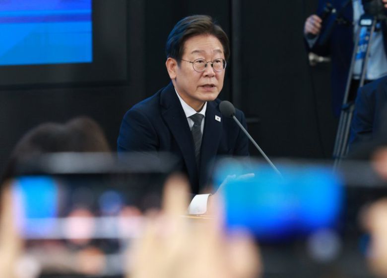 이재명 대통령이 '사법시험 부활'과 관련해 제도 개선 방안을 검토해보라고 말한 것에 대해 대한법학교수회가 환영한다는 입장을 밝혔다. 뉴시스