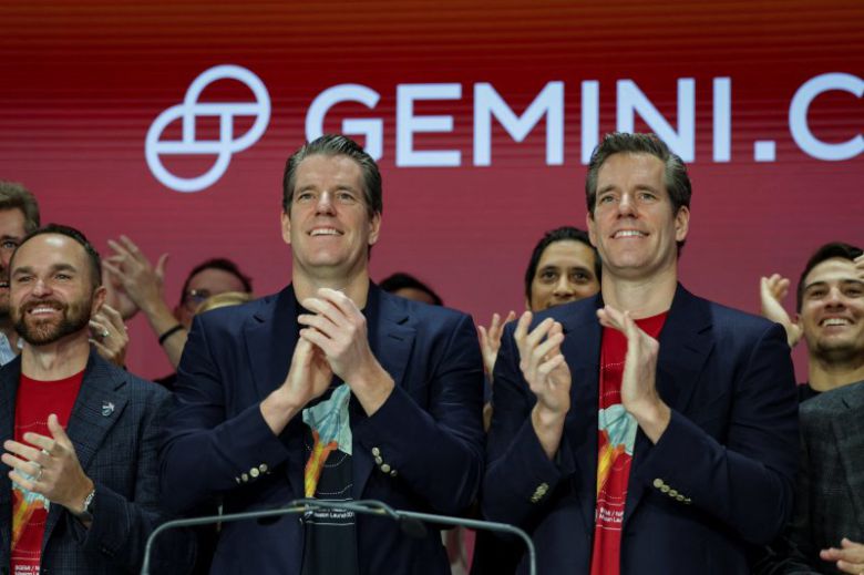 암호화폐 거래소 제미나이 공동창업자인 쌍둥이 형제 타일러 윙클보스와 캐머런 윙클보스가 12일(현지시간) 미국 뉴욕 나스닥 시장에서 제마나이 첫 거래 기념식에 참석해 박수를 치고 있다. 로이터 연합