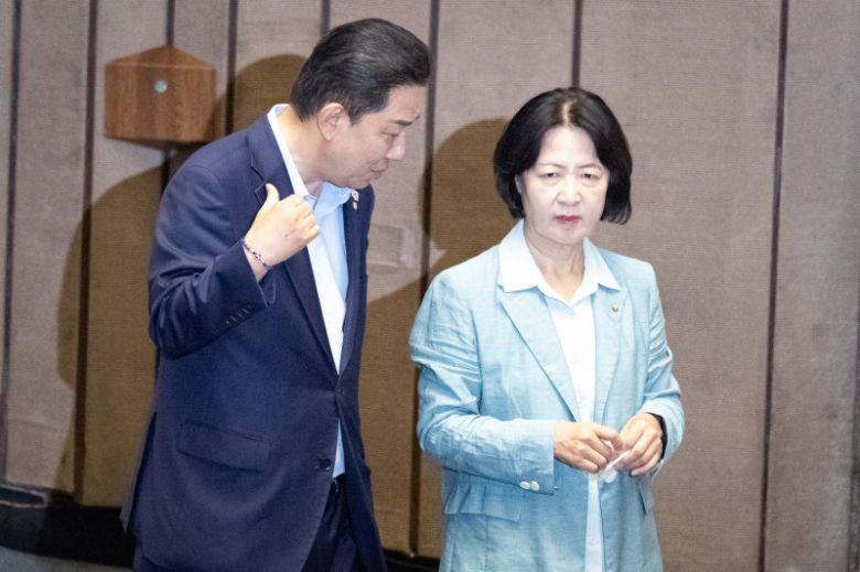 김병기 더불어민주당 원내대표(왼쪽)와 추미애 법제사법위원장이 서울 여의도 국회에서 열린 제428회 국회(임시회) 제2차 본회의에서 대화하고 있다. 뉴스1