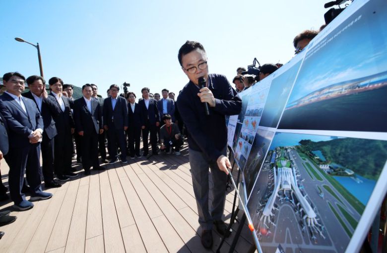 장동혁 국민의힘 대표(왼쪽 네번째)가 14일 부산 강서구 가덕도 대항전망대를 찾아 가덕도신공항 건설 예정지를 살펴본 뒤 브리핑을 듣고 있다. 뉴스1