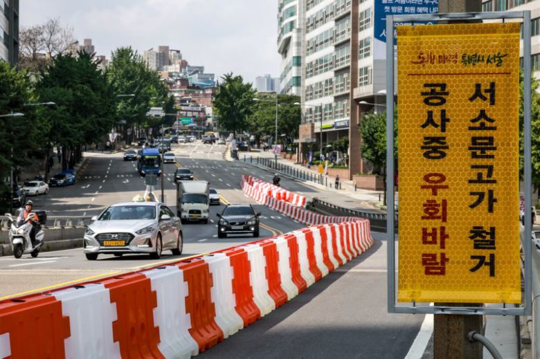 지난달 18일 서울 중구 서소문 고가차도에 철거 관련 안내문이 설치돼 있다. 뉴시스