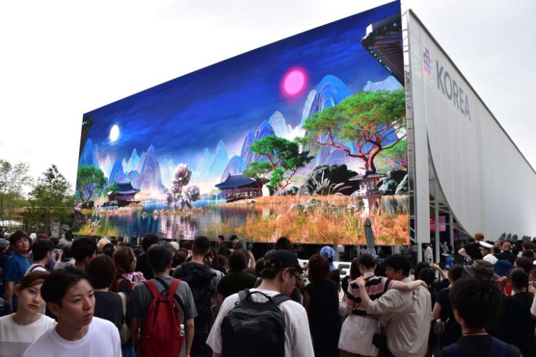 '2025 오사카엑스포 한국관' 앞에서 관람객들이 입장을 기다리고 있는 모습. 코트라 제공