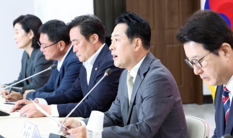 장동혁 국민의힘 대표가 15일 부산 수영구 부산시당에서 열린 현장 최고위원회에 참석, 발언을 하고 있다. 뉴시스