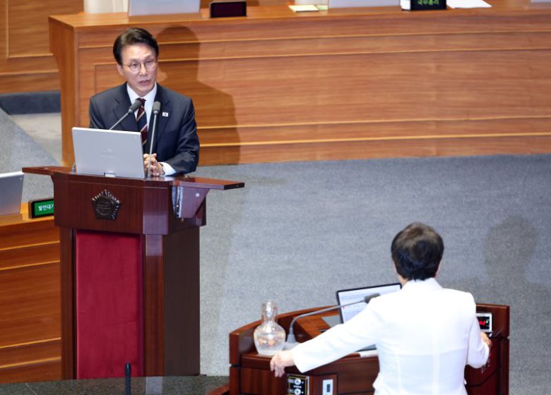 김민석 국무총리가 15일 서울 여의도 국회에서 열린 정치 분야 대정부질문에 출석해 임이자 국민의힘 의원의 질의에 답하고 있다. 뉴시스