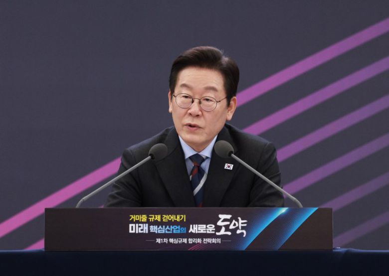 이재명 대통령이 15일 서울 성북구 한국과학기술연구원(KIST)에서 열린 제1차 핵심규제 합리화 전략회의에서 발언하고 있다. 사진=뉴시스