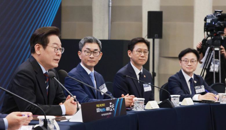 이재명 대통령이 15일 서울 성북구 한국과학기술연구원(KIST)에서 열린 제1차 핵심규제 합리화 전략회의에서 발언하고 있다. 뉴시스