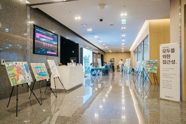 LG유플러스 런치콘서트에서 밀알복지재단 소속 브릿지온 앙상블, 아르떼가 공연·전시를 선보였다. 밀알복지재단 제공