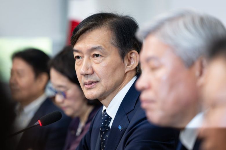 조국 조국혁신당 비상대책위원장이 15일 서울 여의도 국회에서 열린 첫 비상대책위원회의에서 공개 회의 후 취재진 질문에 답하고 있다. 뉴스1