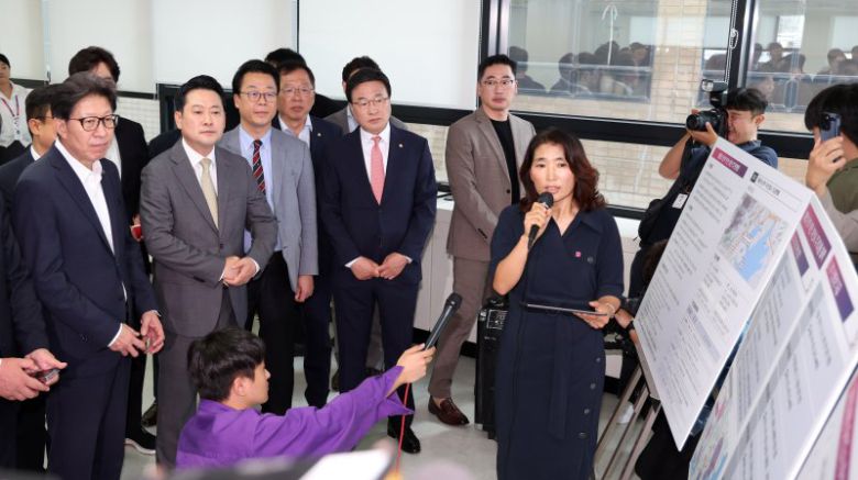 장동혁 국민의힘 대표가 15일 부산 동구 해양수산부 임시청사를 방문, 해수부 이전을 위한 부산시 지원대책에 대한 설명을 듣고 있다. 뉴시스