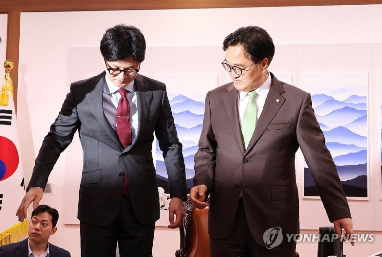 우원식 국회의장이 25일 오전 국회에서 예방한 국민의힘 한동훈 대표(왼쪽)와 인사한 뒤 착석하고 있다. 2024.7.25 /사진=연합뉴스